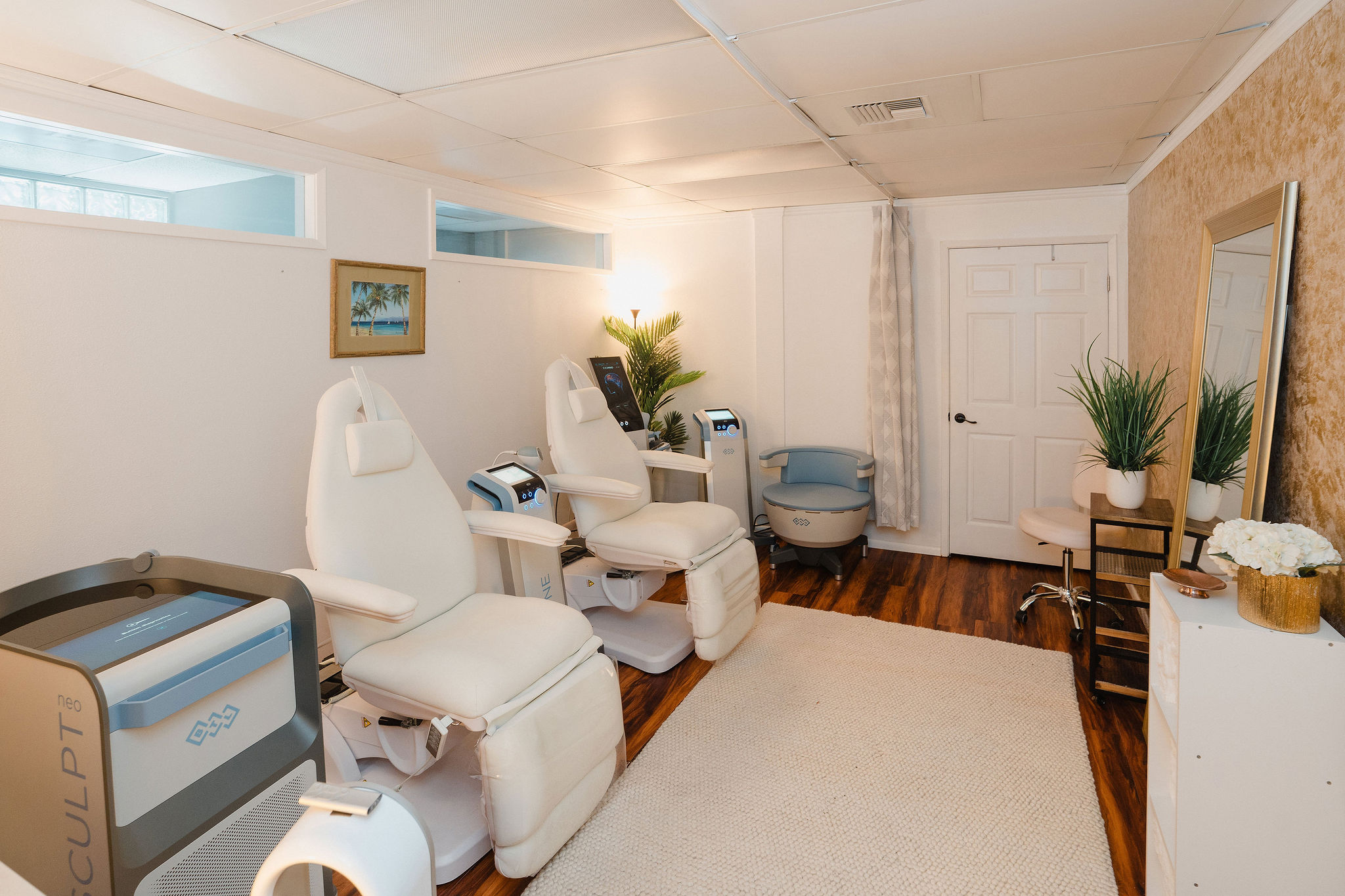 Hawaii Island Wellness Clinic treatment room with EMSCULPT neo equipment in Kailua-Kona